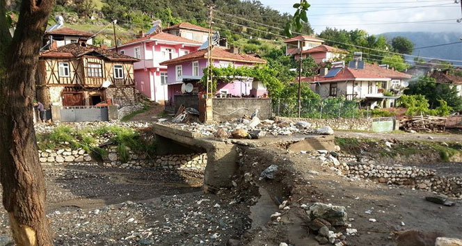 Kargı'da Sel Felaketi: Çok Sayıda Ev ve Araç Zarar Gördü