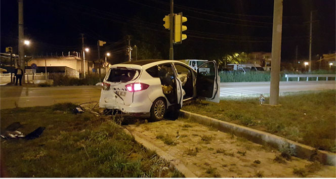 Kula'da TIR ile Otomobil Çarpıştı: 3 Yaralı, 1'i Çocuk