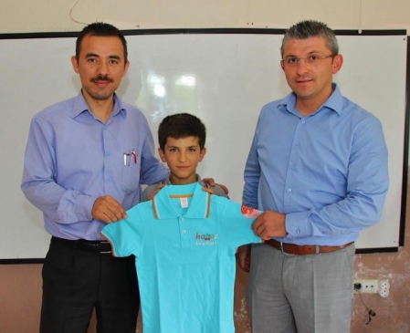 Honaz'da Öğrencilere Karne Hediyesi Tişört Dağıtımı