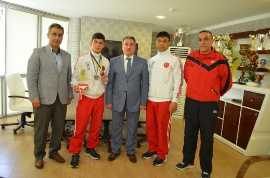 Erzurum'da Avrupa Üçüncüsü Boksör Kutlandı