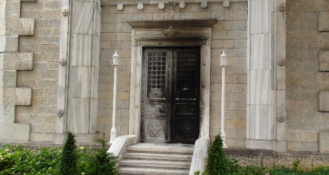 Kadıköy'de Kilise Kapısını Yakan Genç Gözaltına Alındı