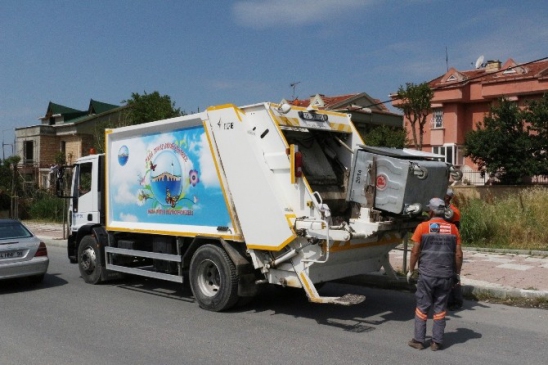 Büyükçekmece'de Çöp Konteynerleri Dezenfekte Ediliyor