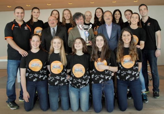 Eczacıbaşı Genç Kız Takımı'ndan Başkan Eczacıbaşı'na Ziyaret