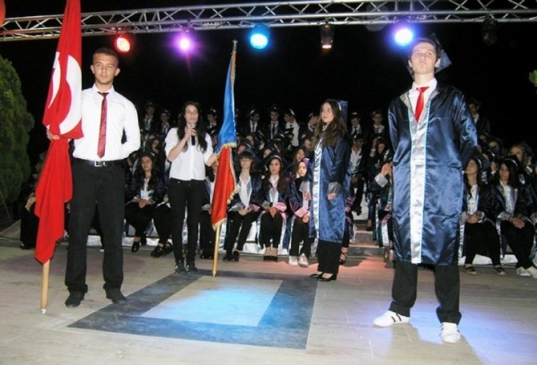 Gönen'de Liselilerin Mezuniyet Sevinci Yaşandı