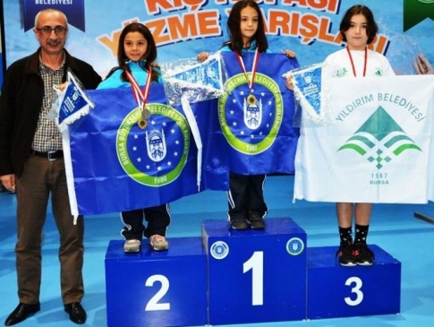 Bursa'nın Minik Yüzücüleri Başarılarla Dolu Yarışta Zirveye Çıktı