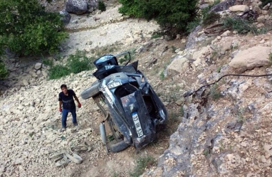 Mersin'de Uçuruma Yuvarlanan Araçta Sürücü Yaralandı