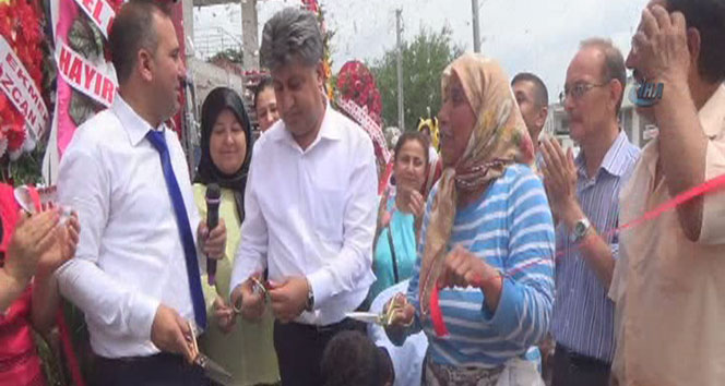 Kadirli'de İlginç Açılış: Simitçi Kadın Kurdeleyi Kesti