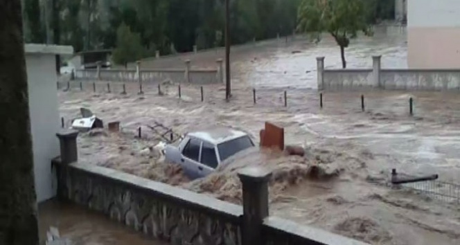 Afyonkarahisar'da Sel Felaketi: Otomobil Sürüklendi
