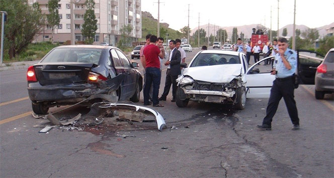 Tatvan'da Cenaze Konvoyunda Trafik Kazası: 5 Yaralı