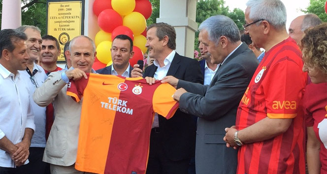 Galatasaray'ın Bayrağı Büyükçekmece'deki Anıta Çekildi