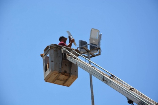 Ceylanpınar'da Park ve Cadde Aydınlatma Çalışmaları Sürüyor