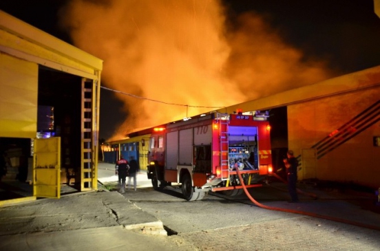 Kartepe'de Kağıt Fabrikasında Yangın: Maddi Hasar Meydana Geldi