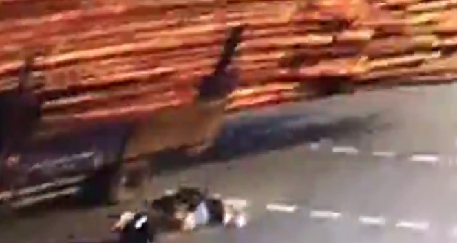 Çin'de Feci Kaza: Sürücü Ağacın Altında Can Verdi