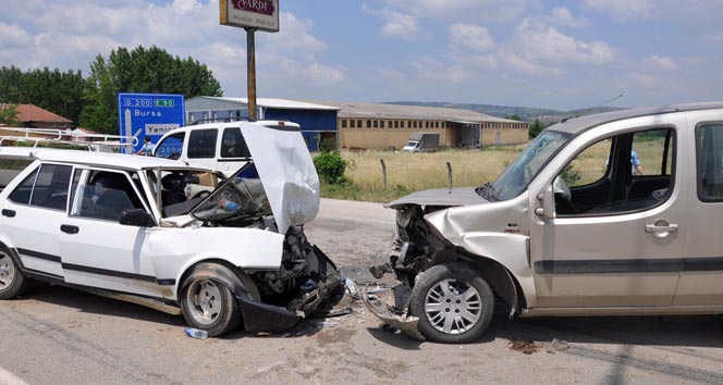 İnegöl'de Trafik Kazası: 3 Yaralı