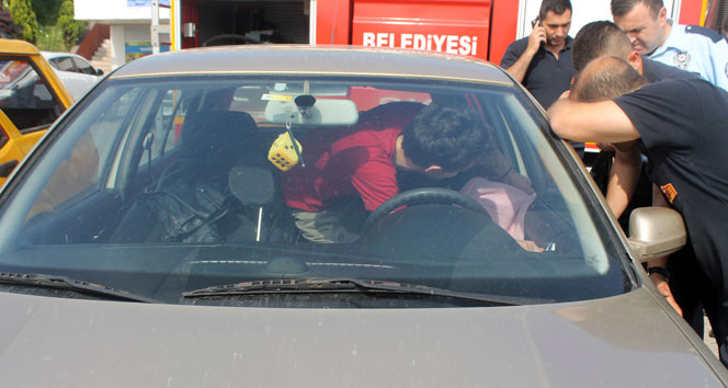 Zonguldak'ta Otomobilde Mahsur Kaldı: Genç Kurtarıldı
