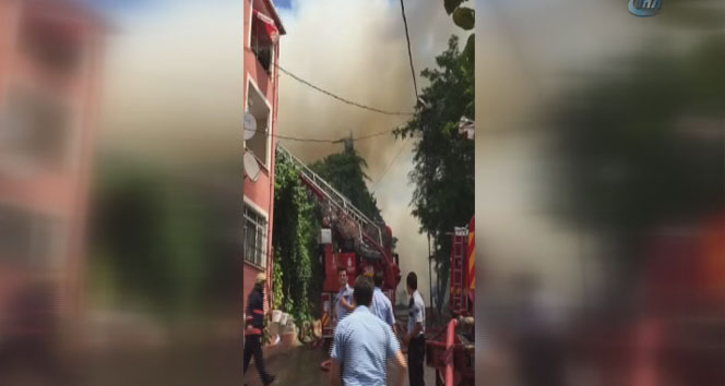 Çengelköy'de Tarihi Ahşap Bina Alev Alev Yandı