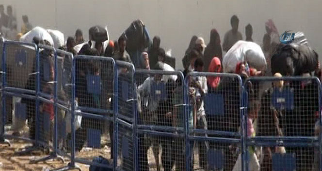 Sınırda Suriyelilere Yiyecek ve Sağlık Hizmeti Veriliyor