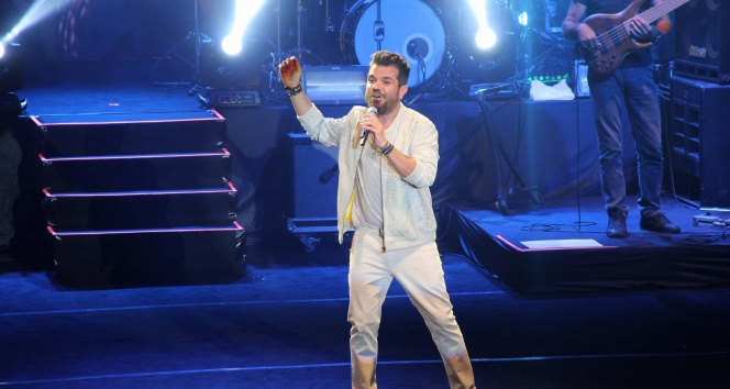 Kenan Doğulu Bursa'da Hayranlarını Büyüledi