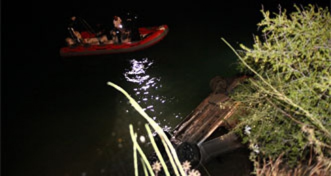 Adana'da Otomobil Göle Düştü: Kadın Kurtarıldı