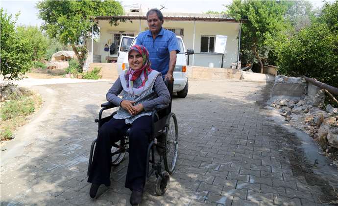 Erdemli'de Engelli Vatandaşın Kapısına Parke Yol Yapıldı