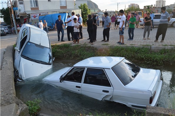 Çarpışan otomobiller sulama kanalına düştü