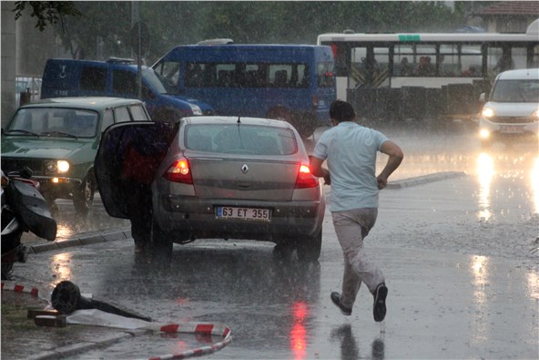 Yarım saat süren yağmur hayatı felç etti