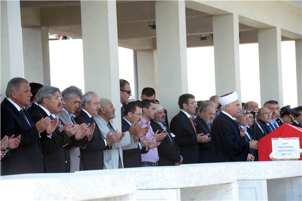 Kılıçdaroğlu, şehit polisin cenazesine katıldı