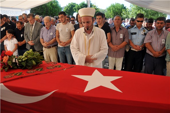 Meslektaşı nişanlısı tarafından vurulan polis memuru toprağa verildi