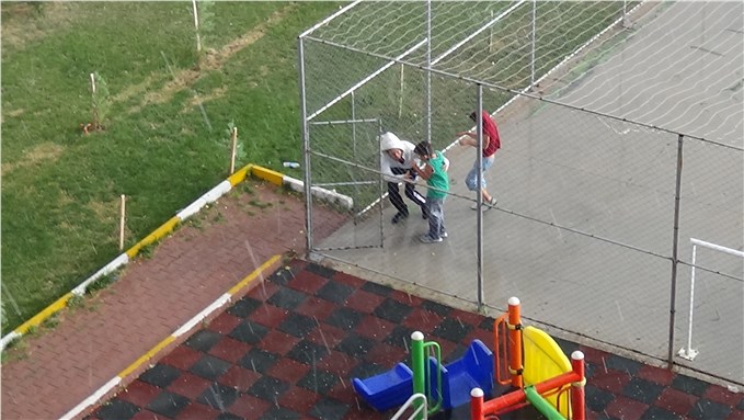 Aksaray'da dolu ile karışık yağmur serinletti