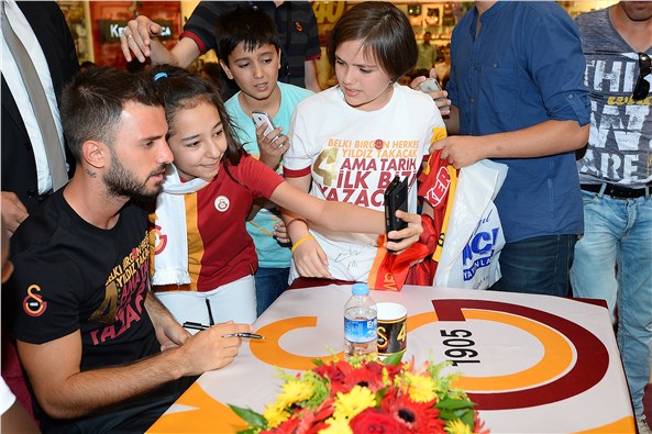 Torku Konyaspor maçı öncesi Galatasaraylı futbolcular taraftarla buluştu
