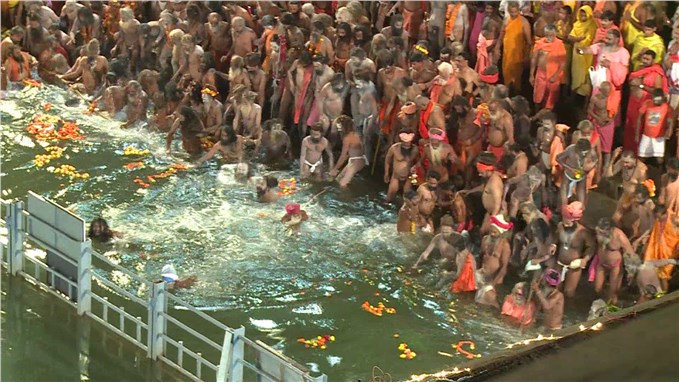 Hindistan'da binlerce kişi, günahlarından temizlenmek için nehirde yıkandı