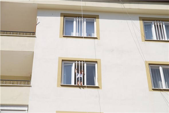 Emekli öğretmen, çocuklar pencereden sarkmasın diye akıllı korkuluk icat etti