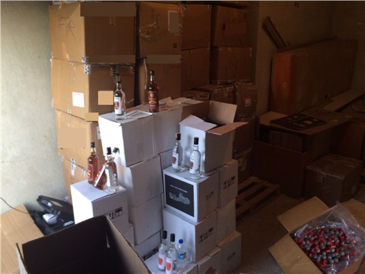 İzmir'de bin 500 şişe kaçak içki ele geçirildi