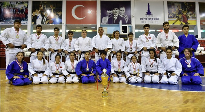 İzmirli judocular Zafer Kupası'nda 17 madalyayla birinci oldu