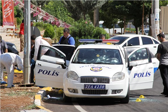 Diyarbakır'da polise saldırı Bir şehit, bir ağır yaralı