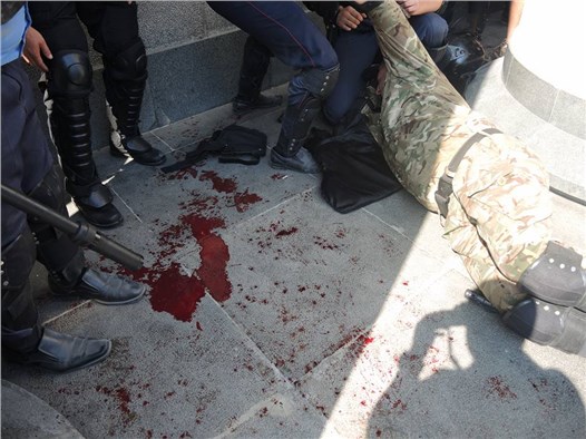 Ukrayna Parlamentosu önünde patlama anı