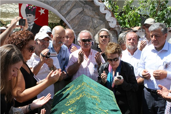 Oktay Akbal Akyaka'da toprağa verildi