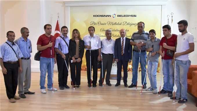 Çolakbayrakdar'dan görme engellilere beyaz baston