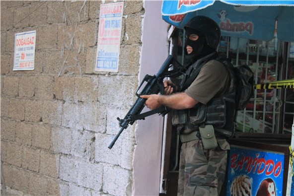 Suç kaydı bulunan şahıs polisten kaçtı, yakalanınca intihar tehdidinde bulundu