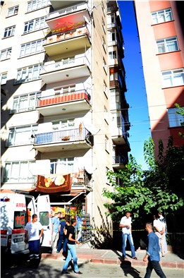 Ankara’da altıncı kattan düşen yaşlı adam hayatını kaybetti