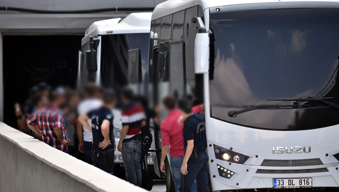 Silah kaçakçılığı operasyonunda 7 kişi adliyeye sevk edildi