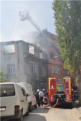 Fatih'te 3 katlı bina alev alev yandı