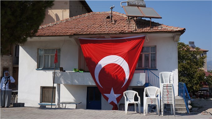 Şehit evinden geri alınan bayrak yerine BBP'liler tarafından yenisi asıldı