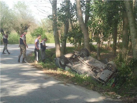 Takla atan otomobildeki iki kişi yaralandı