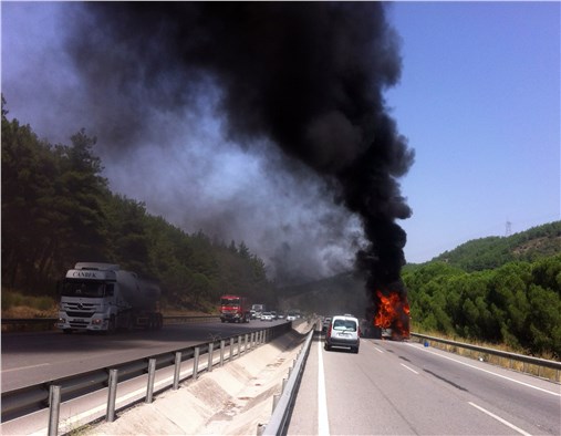 Yolcu otobüsü hareket halindeyken yandı
