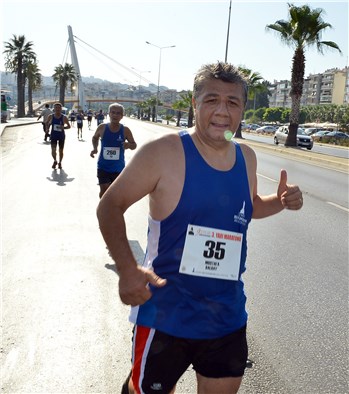 İzmir Yarı Maratonu'nu tamamlayan Balbay Daha güzel bir ülkeye doğru koşacağız