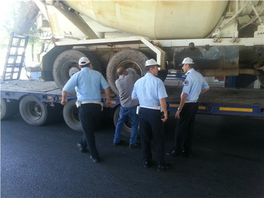 Mikser kamyonu taşıyan TIR, köprüde sıkıştı; trafik kilitlendi