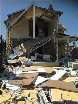 Gaz sıkışması sonucu meydana gelen patlama, evi bu hale getirdi