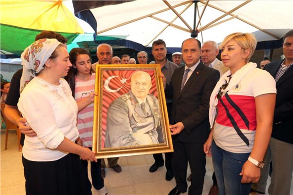 Şehit Kulaksız'ın çizdiği portresini mevlit gününde eşine hediye etti