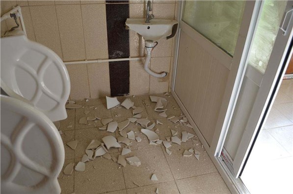 Sarız ilçesinde halka açık tuvaletlere zarar verdiler